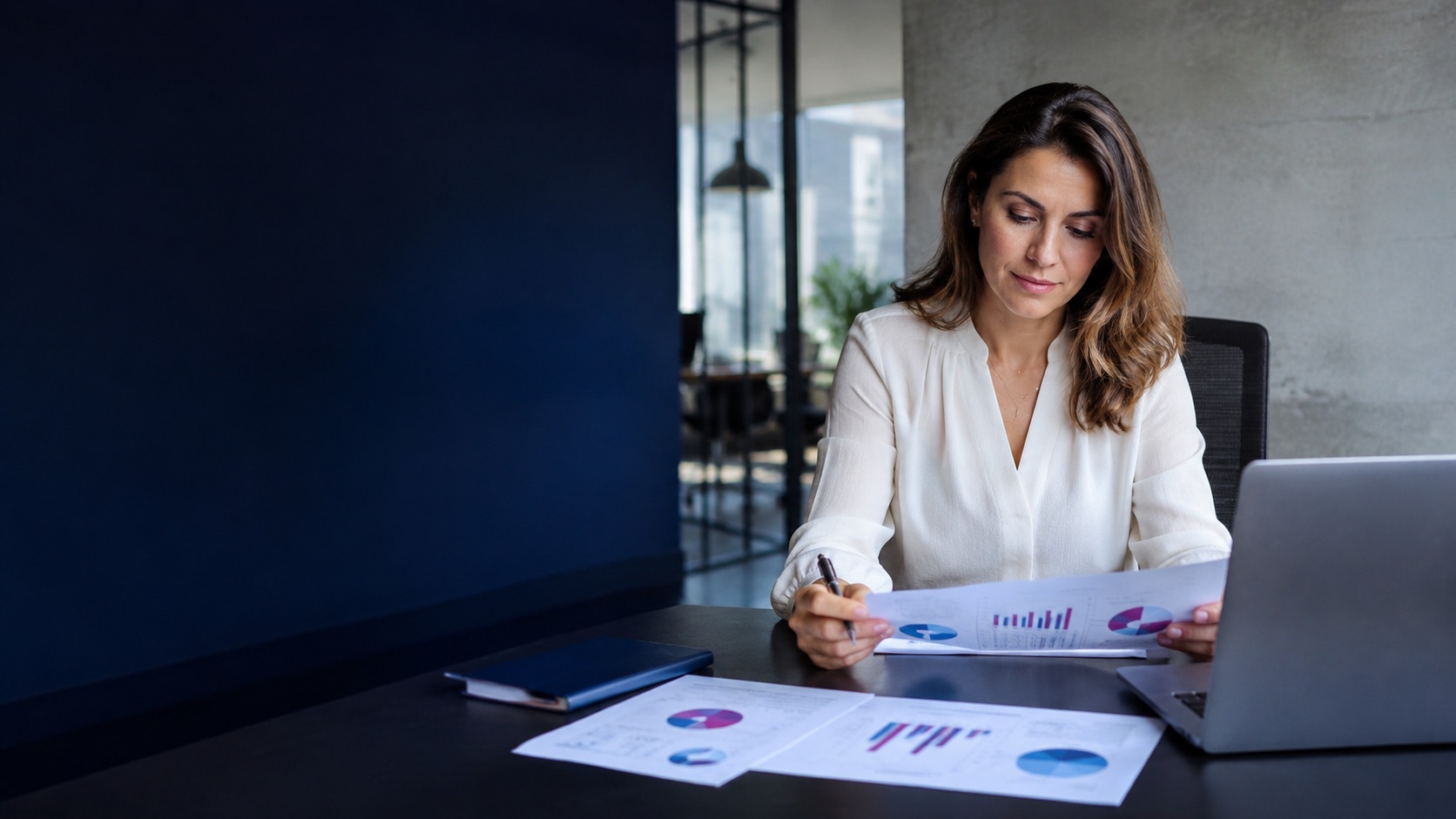 Profissional analisando relatórios financeiros